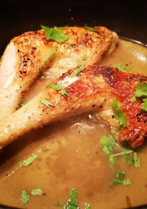 Une photo de Cuisses de poulet au jus curry, zestes d'orange et coriandre