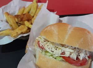 Una foto de Sándwich de pollo deshilachado