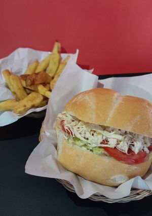 Una foto de Sándwich de pollo deshilachado