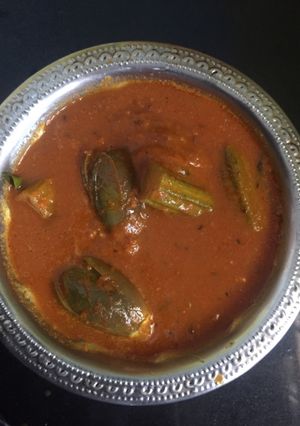 A picture of Brinjal and drumstick curry.