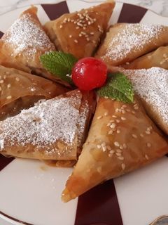 Una foto de Briouats dulces con frutos secos