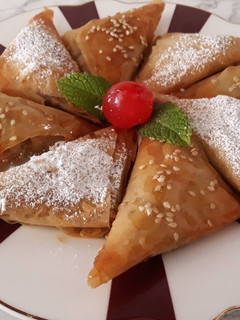 Una foto de Briouats dulces con frutos secos