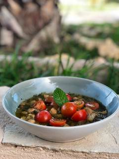 Una foto de Garbanzos con espinacas y tomatitos cherry