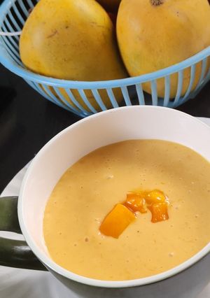मैंगो स्मूदी(Mango Smoothie Recipe in Hindi) रेसिपी मुख्य फोटो