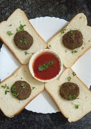 A picture of Bread and kabab.