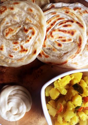 মিনি পরাটা আর আলু ফুলকপির তরকারি(mini paratha aloo fulkopi tarkari recipe in Bengali) রেসিপির প্রধান ছবি