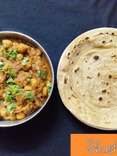 छोले लच्छा पराठा के साथ (Chole with lachha paratha recipe in hindi) रेसिपी मुख्य फोटो