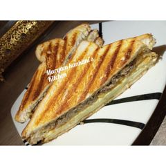 A picture of Sardine sandwich.