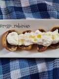 Crostini di burrata con aglio nero