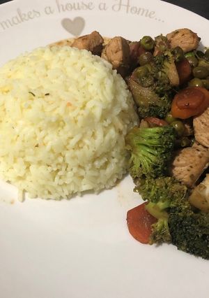 Thai csirke zöldségekkel és szójaszósszal recept fotója