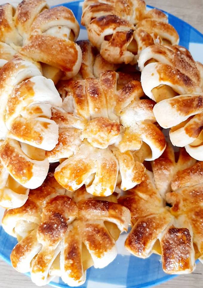 Слойки с яблоками