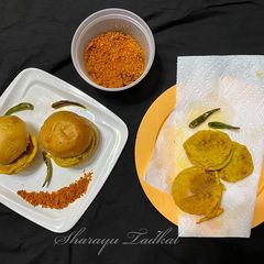 A picture of Vadapav with Spicy Chutney.