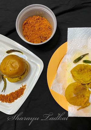 A picture of Vadapav with Spicy Chutney.
