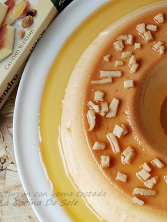 Una foto de Flan de turrón con yema tostada (Sin azúcar)
