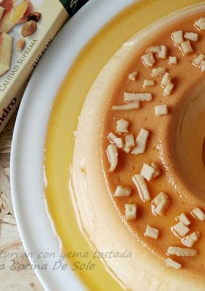 Una foto de Flan de turrón con yema tostada (Sin azúcar)