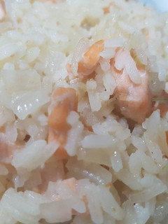 Una foto de Arroz blanco con Salmón!🍚🐟🍴