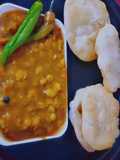 छोलार दाल और लुची (पूरी) (Cholar dal aur luchi recipe in Hindi)