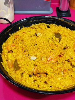 Una foto de Paella de marisco con allioli