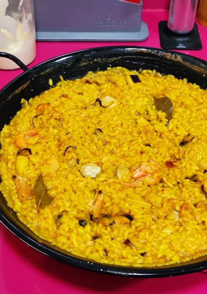 Una foto de Paella de marisco con allioli