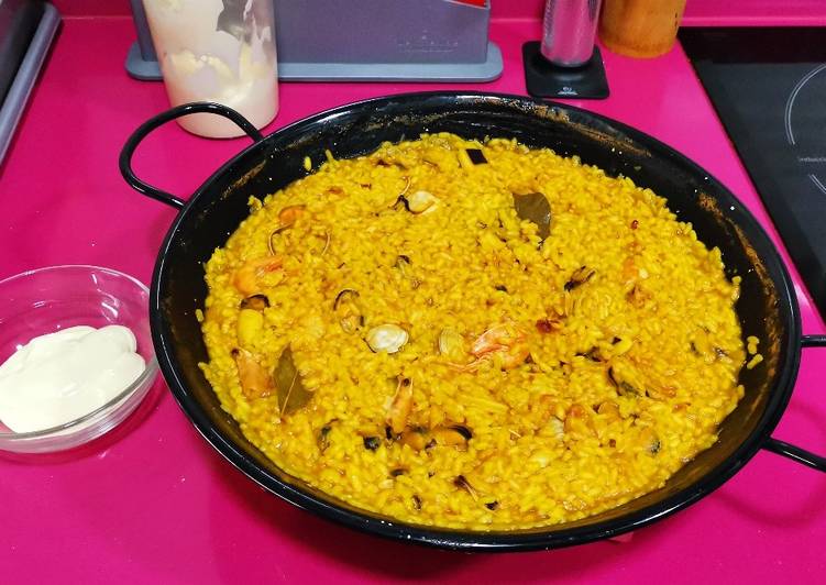 Paella de marisco con allioli