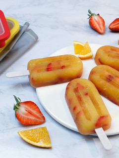 Una foto de Polo de naranja y fresa - Moldes de helado apilables | Lékué
