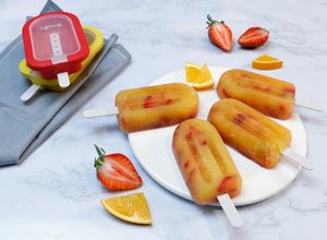 Una foto de Polo de naranja y fresa - Moldes de helado apilables | Lékué