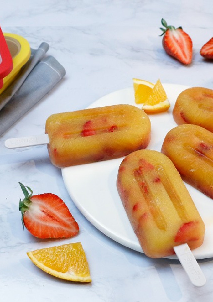Una foto de Polo de naranja y fresa - Moldes de helado apilables | Lékué