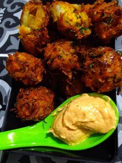 चीजी ओनियन बोंडा भजी (cheese onion bonda bhaji recipe in marathi) रेसिपी चे मुख्य फोटो