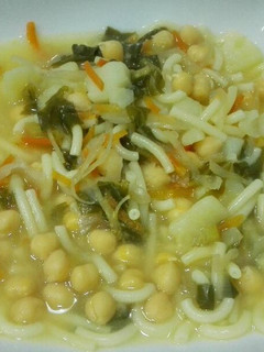 Una foto de Sopa de verduras con garbanzos y fideos