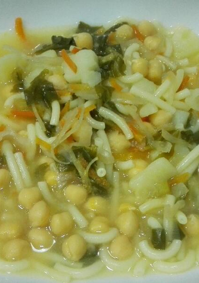 Una foto de Sopa de verduras con garbanzos y fideos