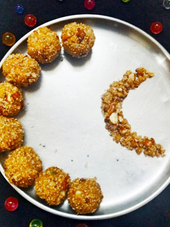 डिंकाचे लाडू (dinkache ladoo recipe in marathi) रेसिपी चे मुख्य फोटो