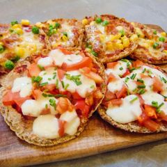 Parma Ham & Mozzarella Pitta Pizza’s A picture of Parma Ham & Mozzarella Pitta Pizza’s.