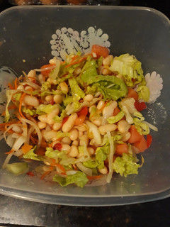 Una foto de Ensalada de legumbres facilísima