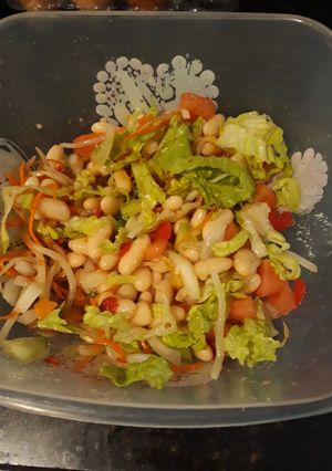 Una foto de Ensalada de legumbres facilísima