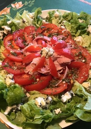 Une photo de Salade de feuille de chêne aux tomates, jambon blanc et roquefort (sauce épicée à la ciboulette)