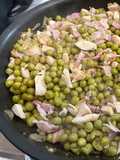 Guisantes con pollo y beicon
