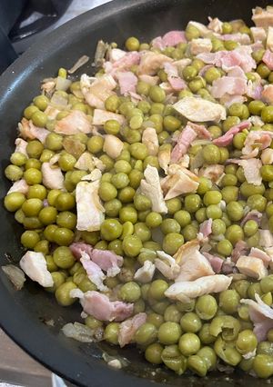 Una foto de Guisantes con pollo y beicon