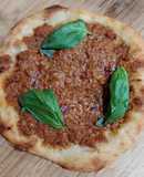 Pizza de boloñesa con albahaca