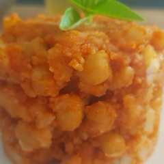 Una foto de Patatas revolconas con garbanzos