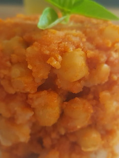 Una foto de Patatas revolconas con garbanzos