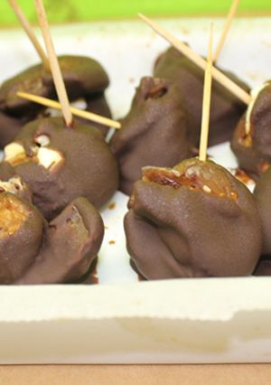 Una foto de Bombones de higos secos, rellenos de queso