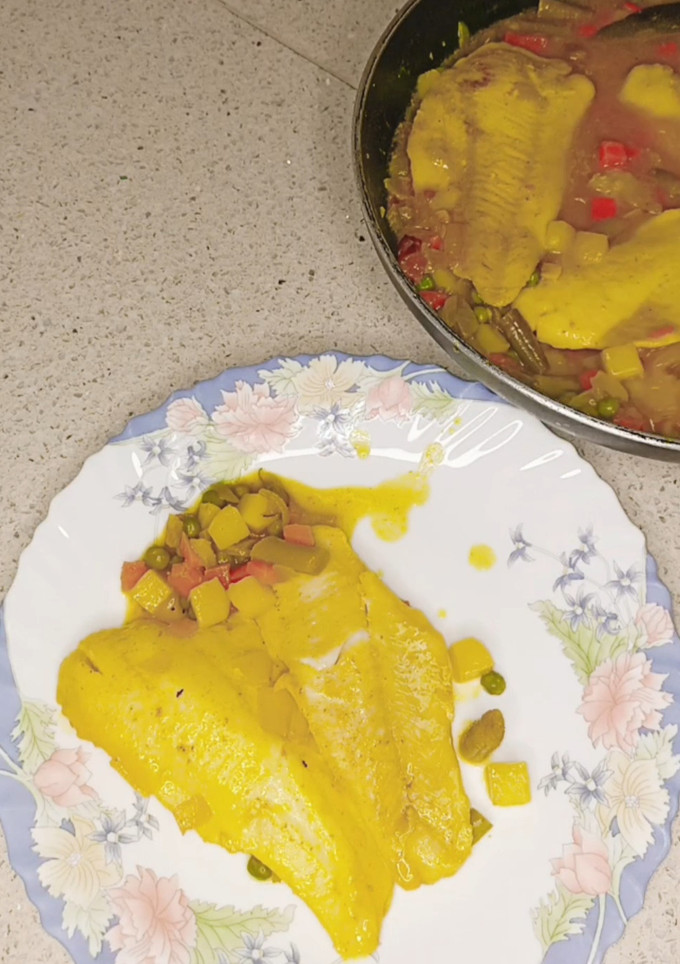 Una foto de Merluza con verduras en salsa