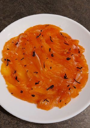 Une photo de Truite fumée sans bois ou truite gravlax au thé fumé
