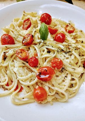 Una foto de Tallarín con tomates  y pesto provenzal