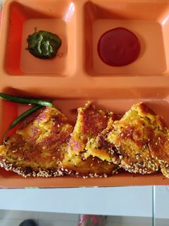 દૂધી નો હાંડવો (Dudhi Handvo Recipe In Gujarati) રેસીપી મુખ્ય ફોટો