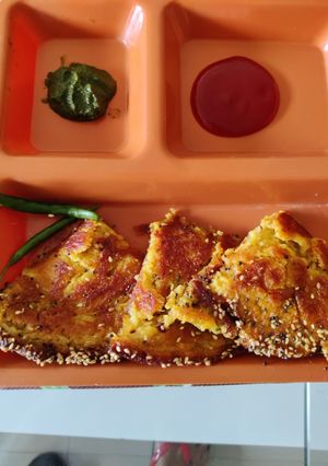 દૂધી નો હાંડવો (Dudhi Handvo Recipe In Gujarati) રેસીપી મુખ્ય ફોટો