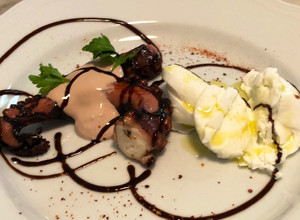 Foto di Polpo (cotto sottovuoto a bassa temperatura) grigliato con mozzarella di bufala