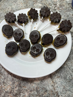 Una foto de Bombones de chocolate negro y crema de pistacho