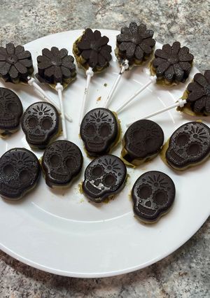 Una foto de Bombones de chocolate negro y crema de pistacho