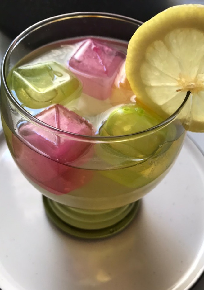 Una foto de Infusión fría de tila y María Luisa, con limón, jengibre y miel